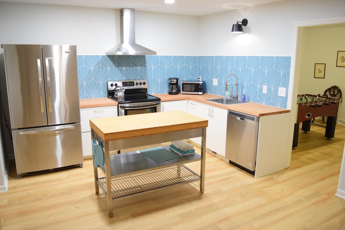 Renovated Gem Minutes to DT, Shem Creek, & Beaches